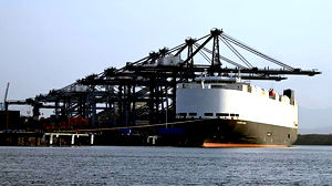 Un cargo est en feu depuis une semaine, ce qui accroît les inquiétudes concernant le transport de voitures électriques