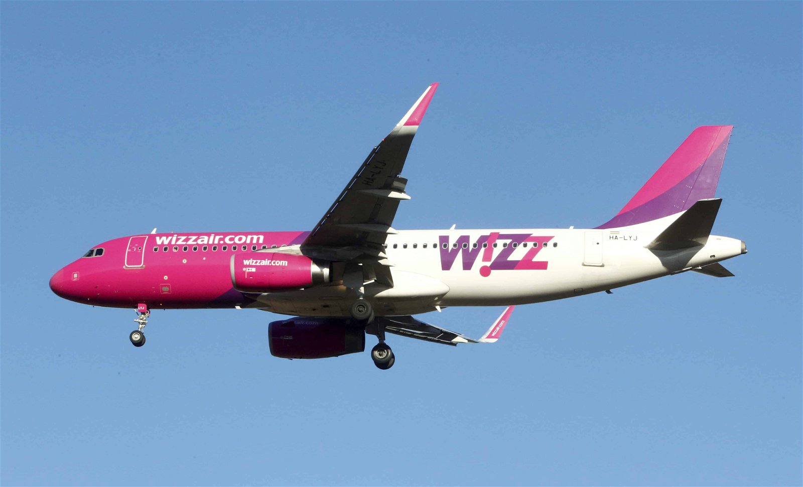 Een vliegtuig van low cost-maatschappij Wizz Air vliegt.