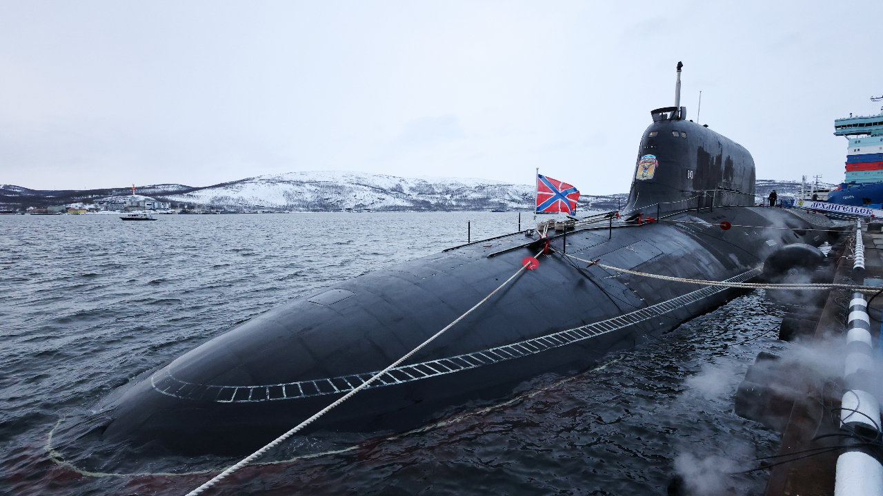 Rusland laat nieuwe nucleaire onderzeeër K-563 Ulyanovsk van de Yasen-M-klasse te water