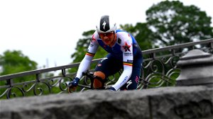 Yves Lampaert wint verrassend openingstijdrit Ronde van Frankrijk en pakt eerste gele trui
