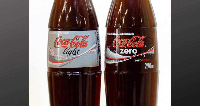 Een flesje Coca-Cola Light naast een flesje Coca-Cola Zero.