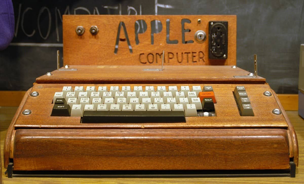 De eerste Apple-computer: een houten machine waarop het woordje 'Apple' staat.