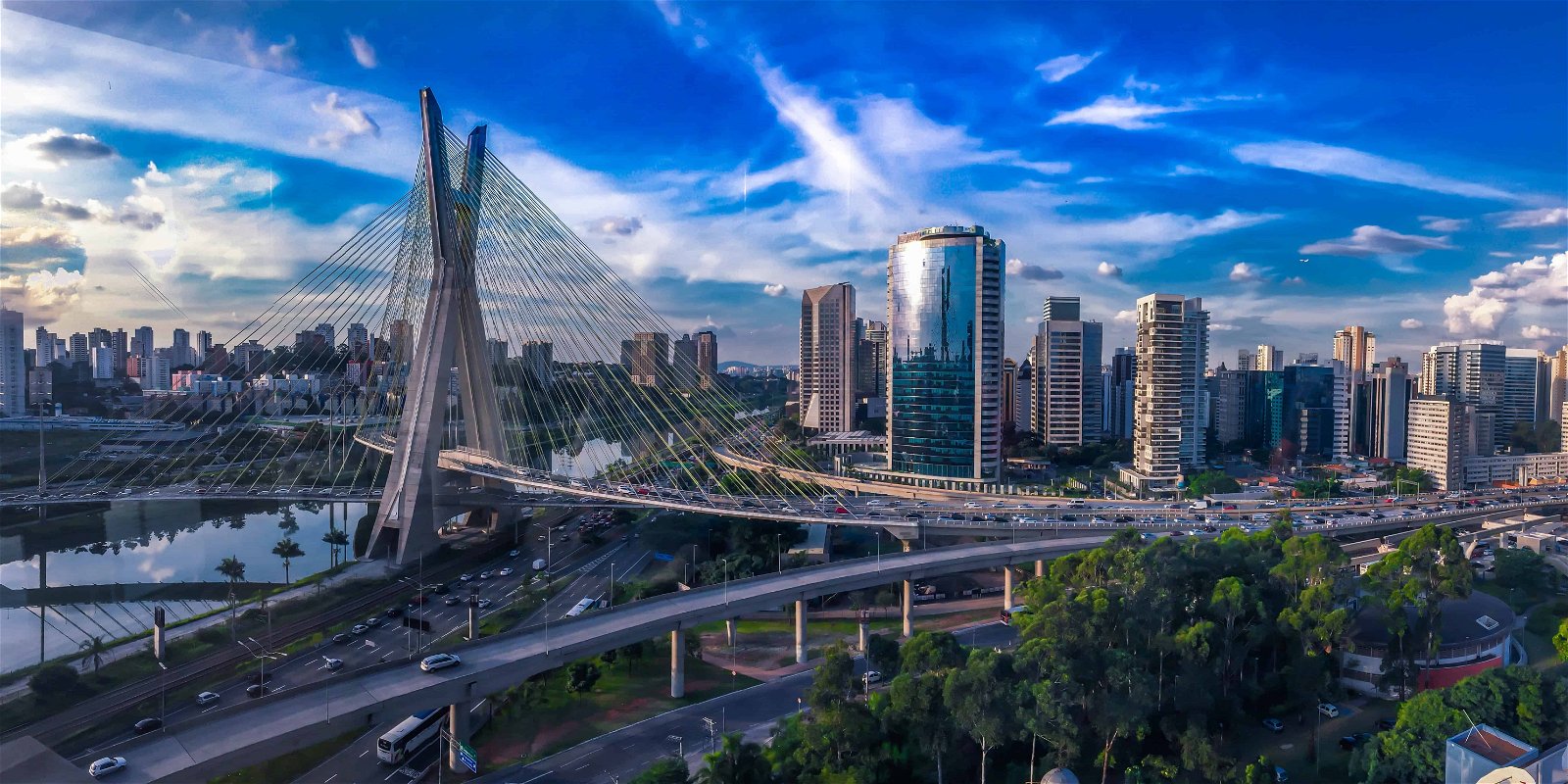 Een brug en moderne gebouwen in een stad in Brazilië