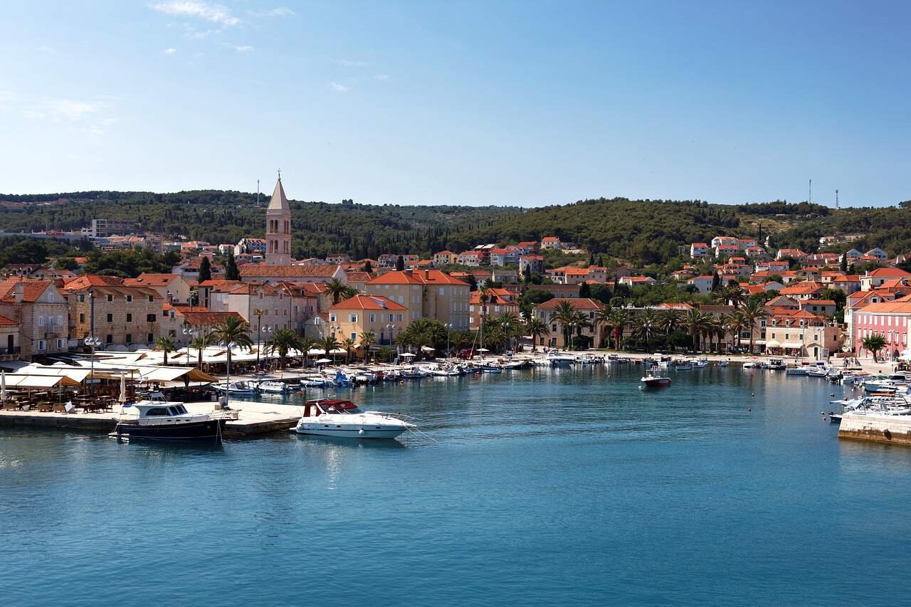 Een beeld van een baai in de Kroatische stad Hvar.