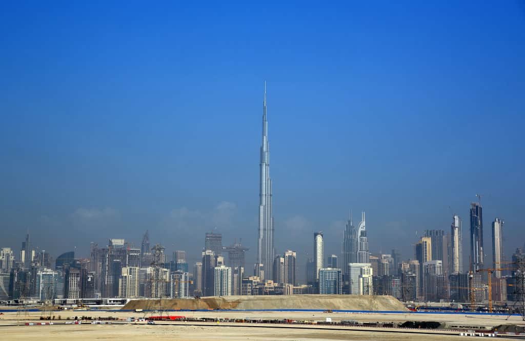 De skyline van Dubai met centraal het hoogste gebouw Burj Khalifa.