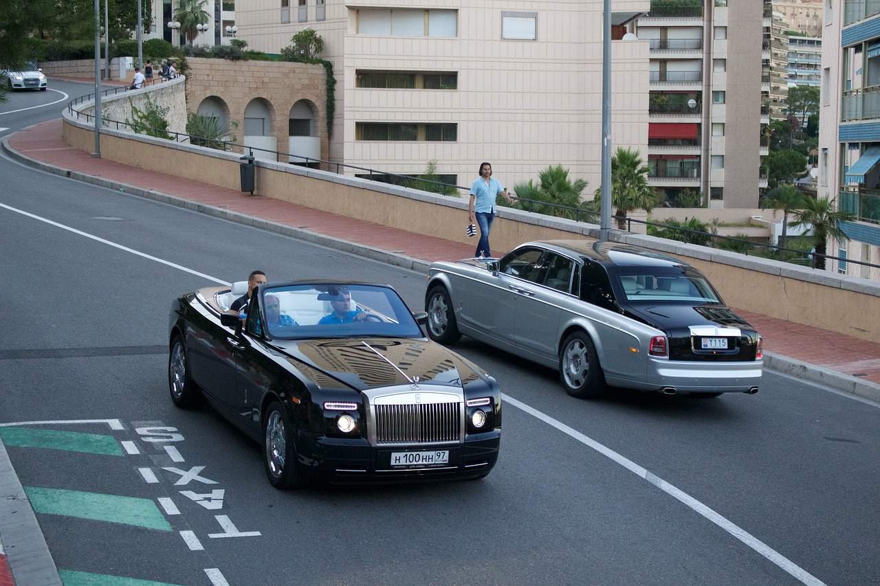 Deux voitures coûteuses se croisent sur une voie à Monaco.