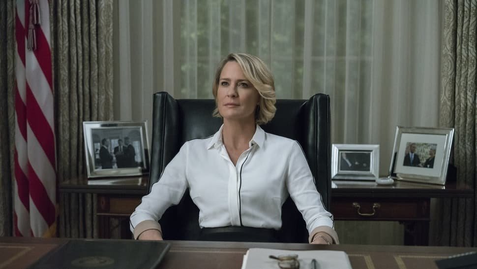 Claire Underwood in zit aan haar bureau als president. Mooie mensen hebben vaker succes.