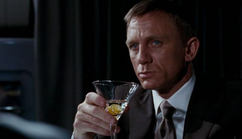 Daniel Craig als Bond drinkt een Martini.