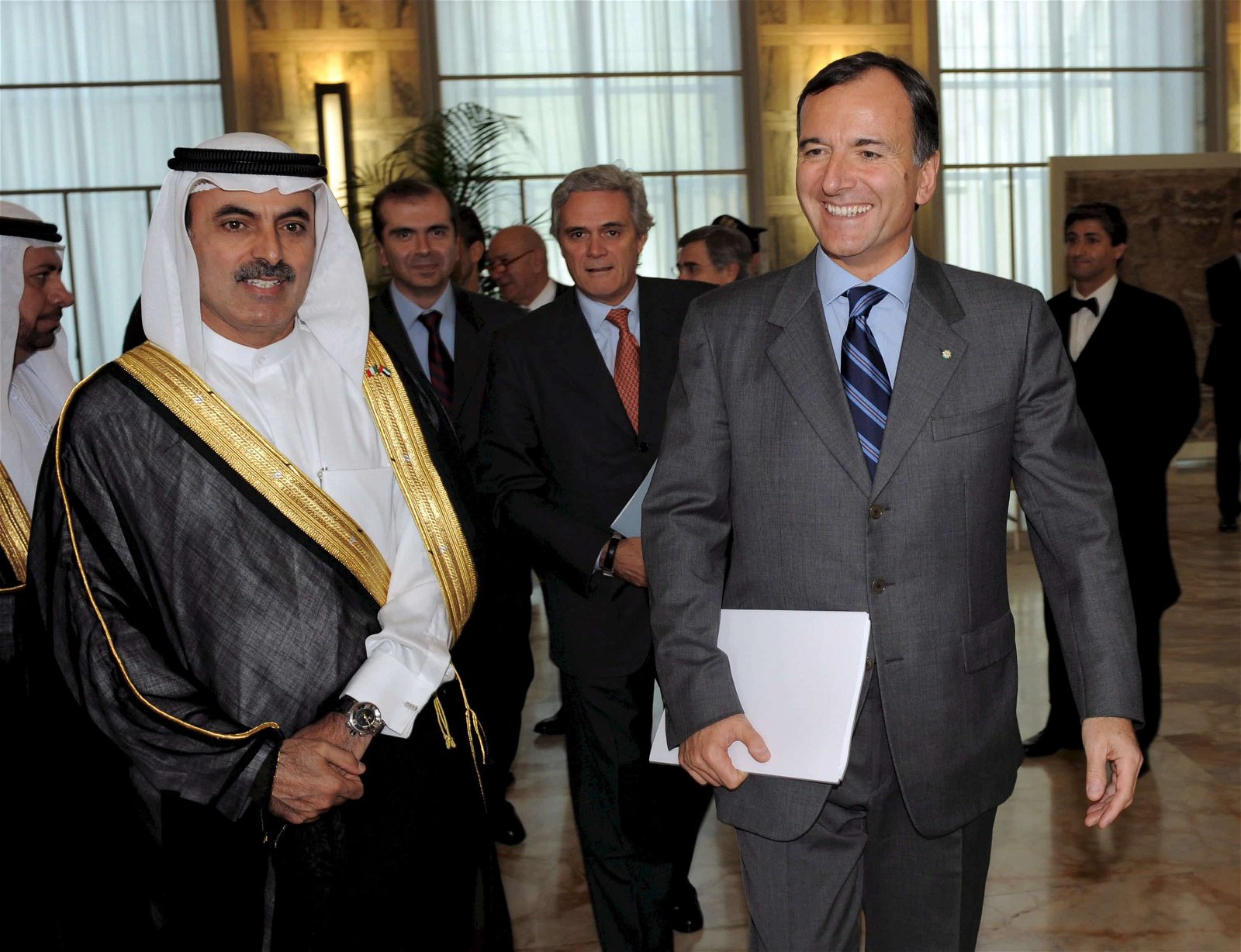 Miljardair Abdul Aziz Al Ghurair staat lachend naast een andere man.