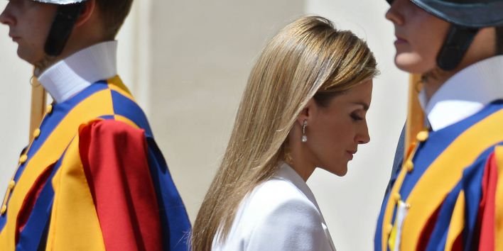 Spain's Queen Letizia (C) walks past Swiss guards as she arrives with her husband King Felipe VI at the Vatican for a private audience with Pope Francis on June 30, 2014. AFP PHOTO / VINCENZO PINTO / AFP / VINCENZO PINTO