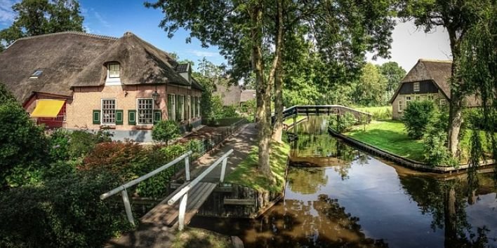 giethoorn village The Netherlands canal house