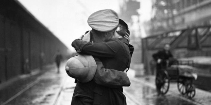 couple-soldier-kissing-vintage