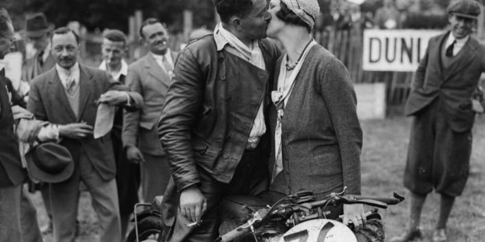 couple-kiss-love-vintage-motorcycle
