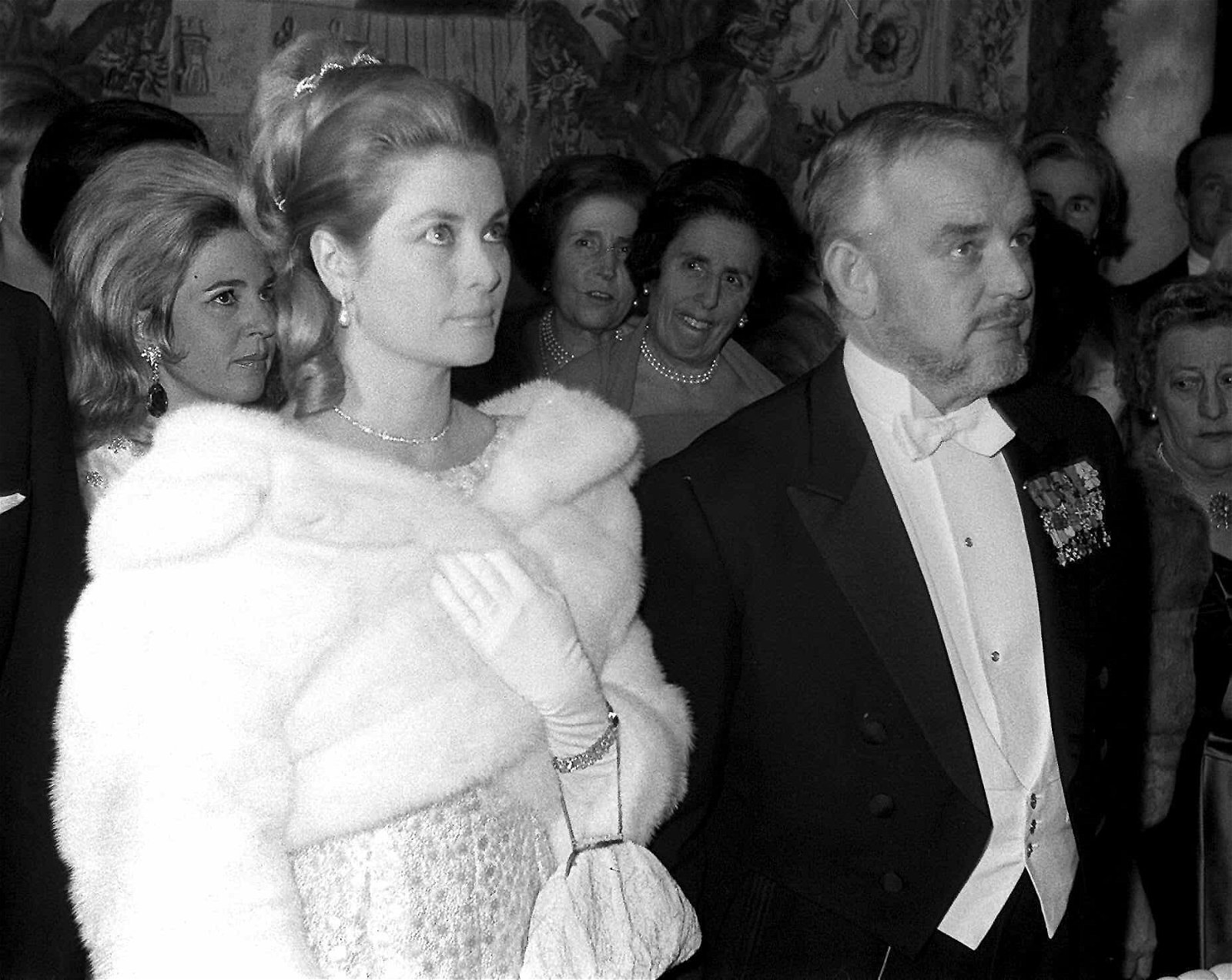 La princesse Grace et le prince Rainier III de Monaco se tiennent côte à côte pendant leur mariage.