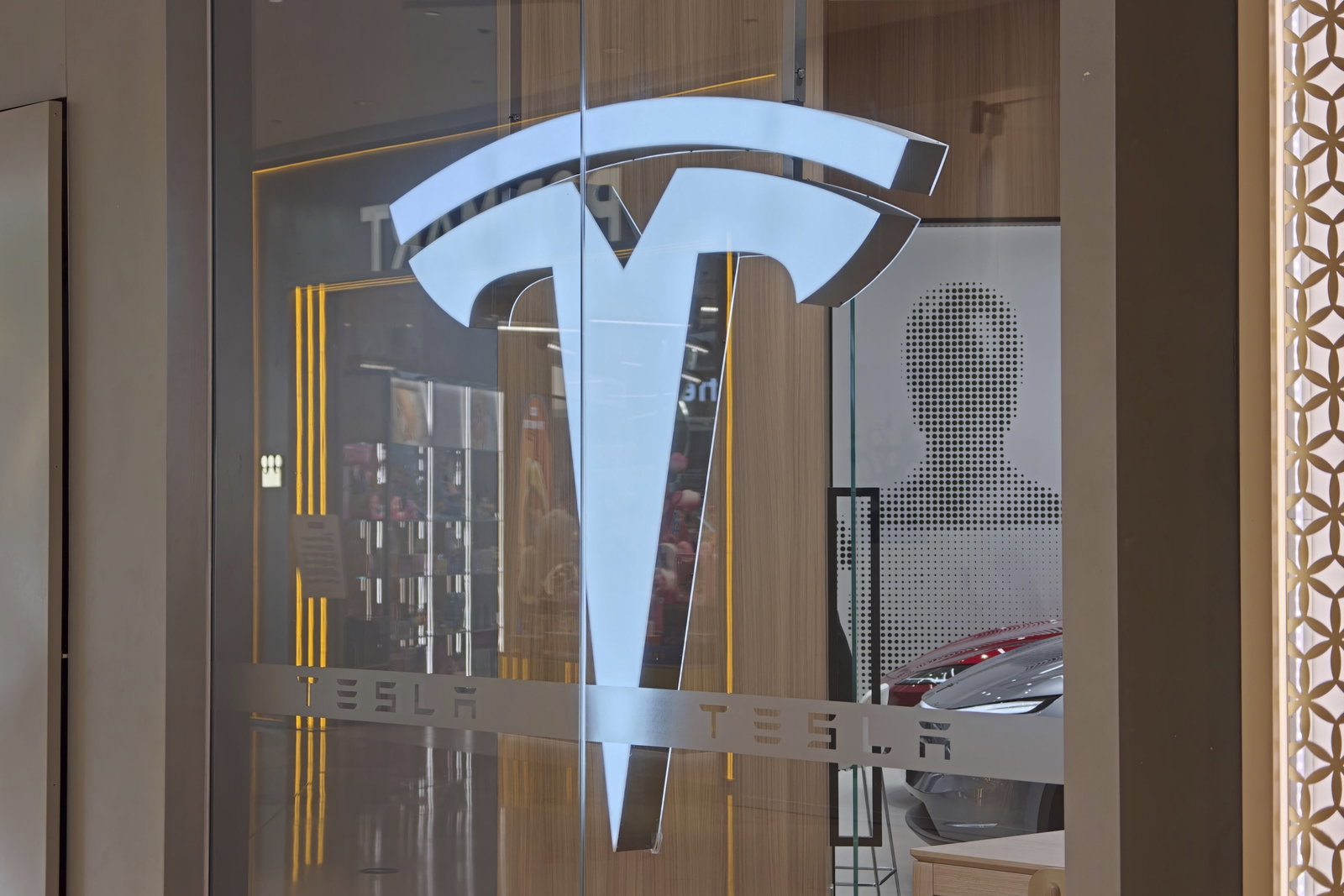 Tesla présente son Roadster volant, mais les experts doutent de sa ...