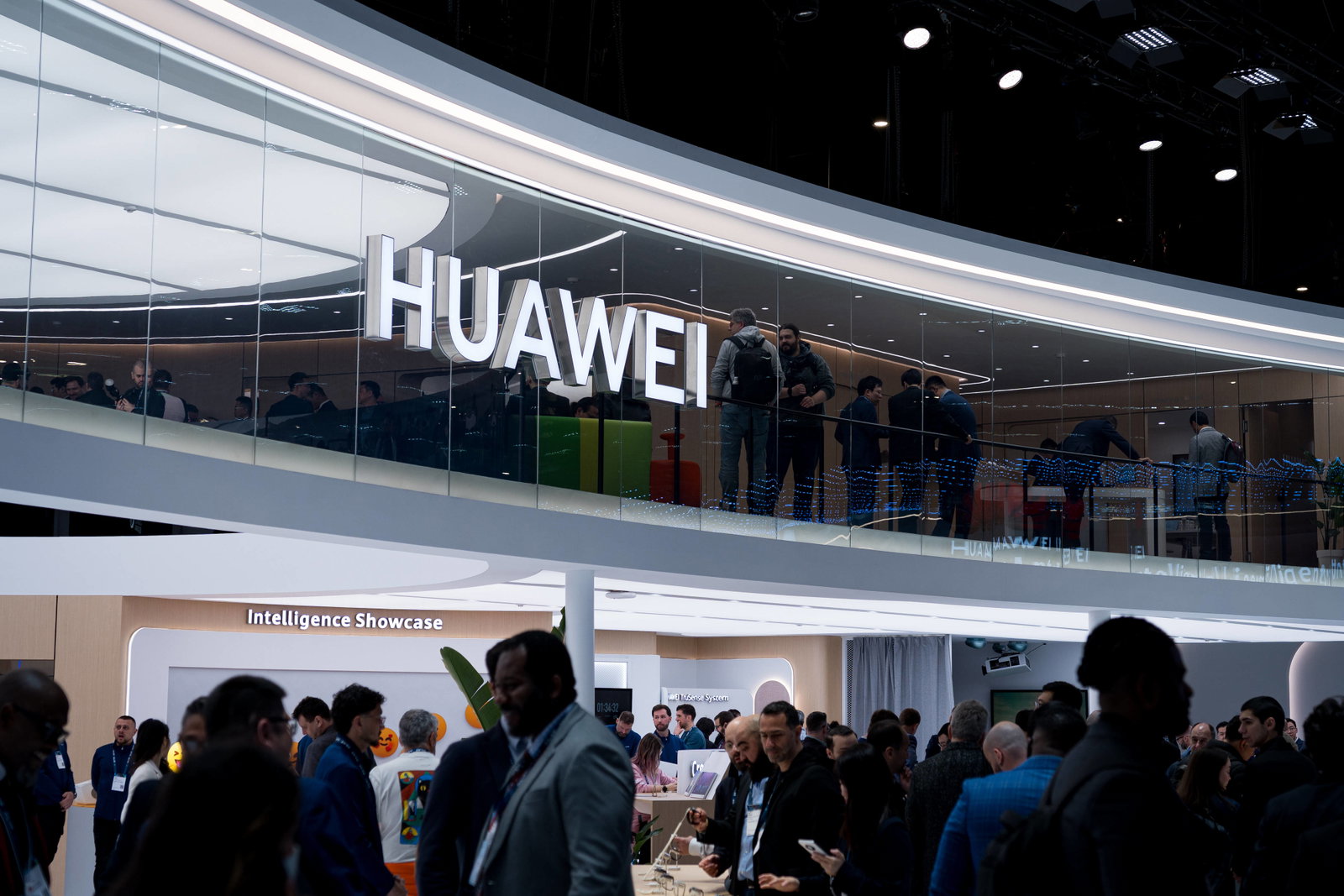 Huawei présente le smartphone Mate XT2 à double pliage