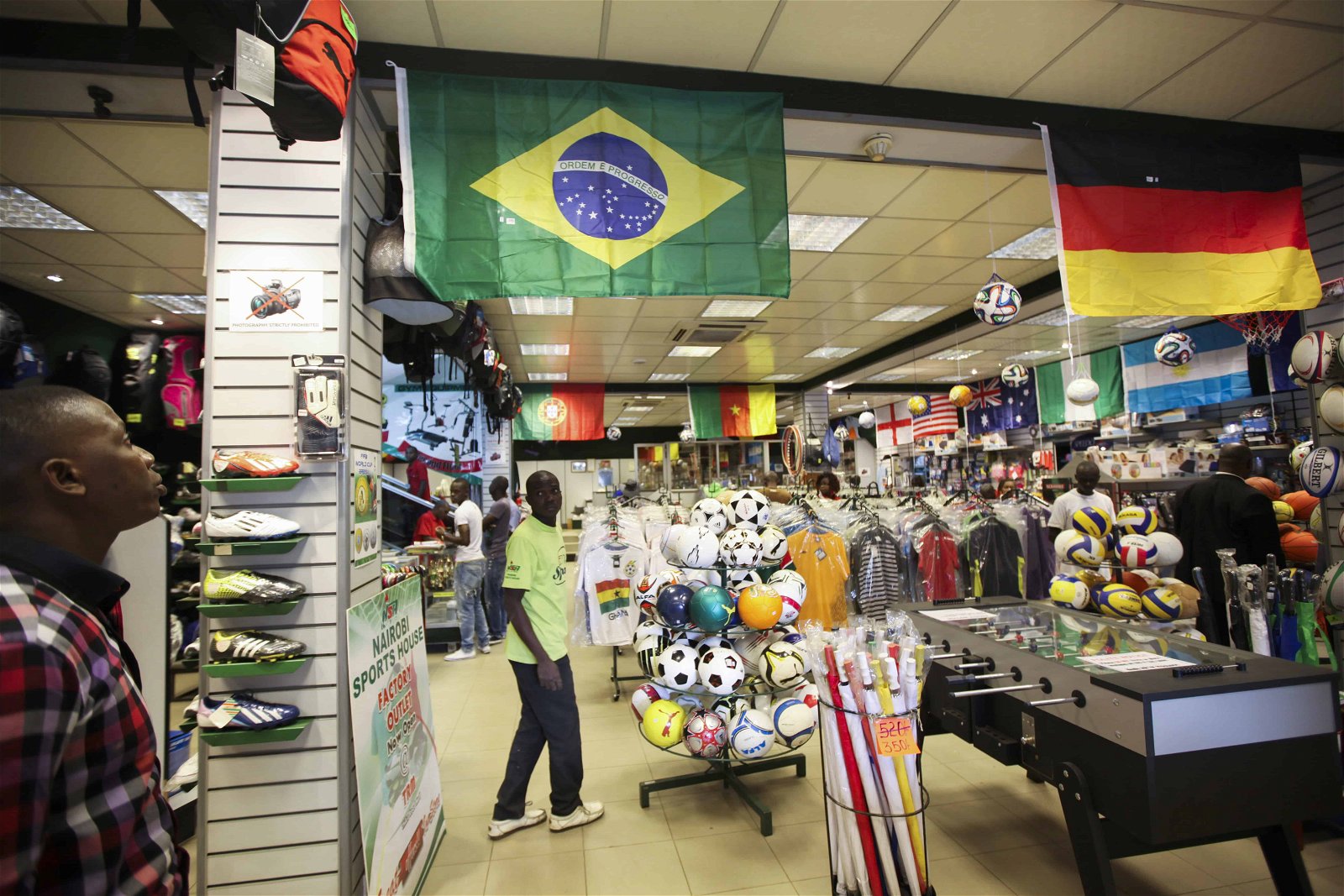 Een Braziliaanse en een Duitse vlag in een winkel.