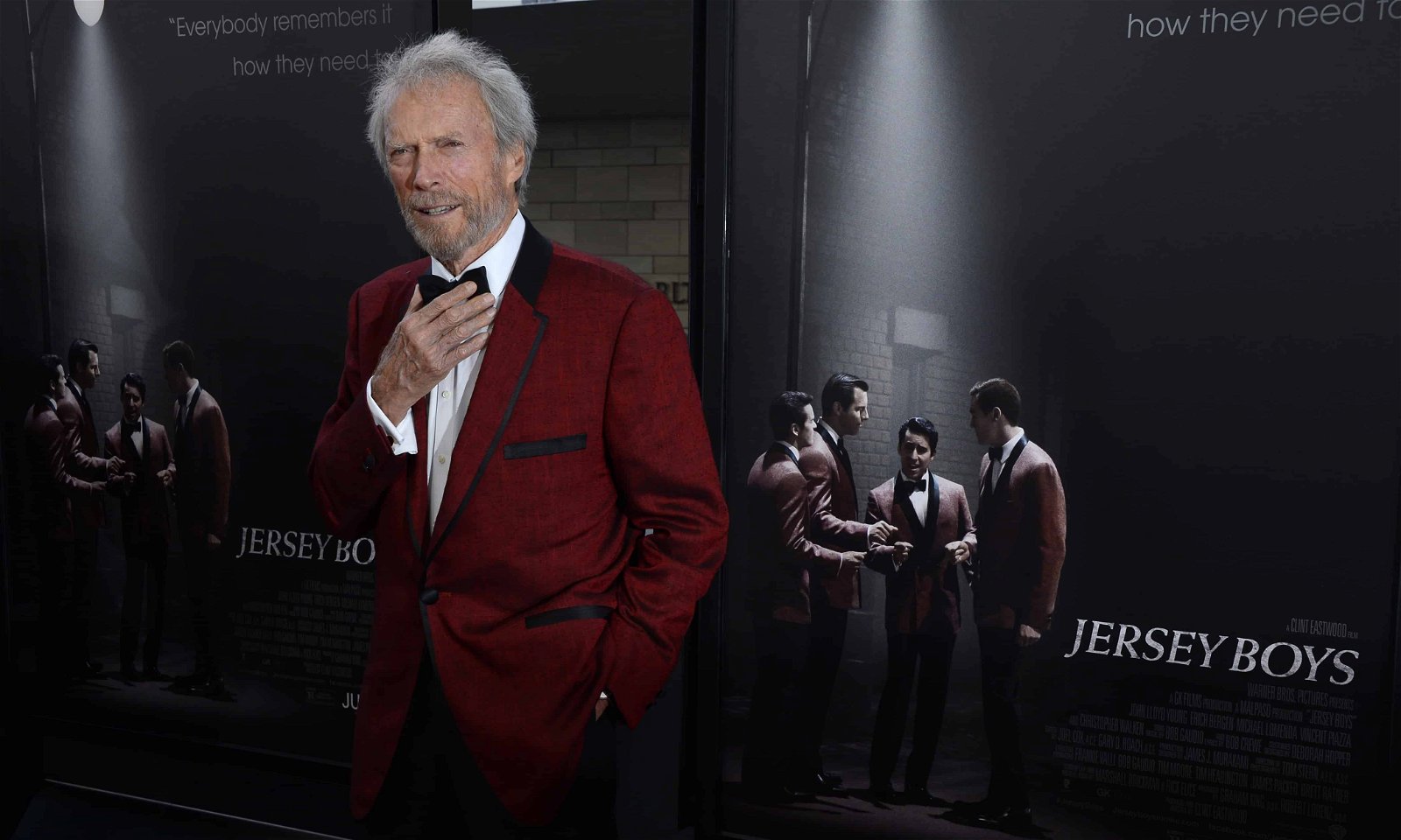 Acteur Clint Eastwood in rood pak met strikje.