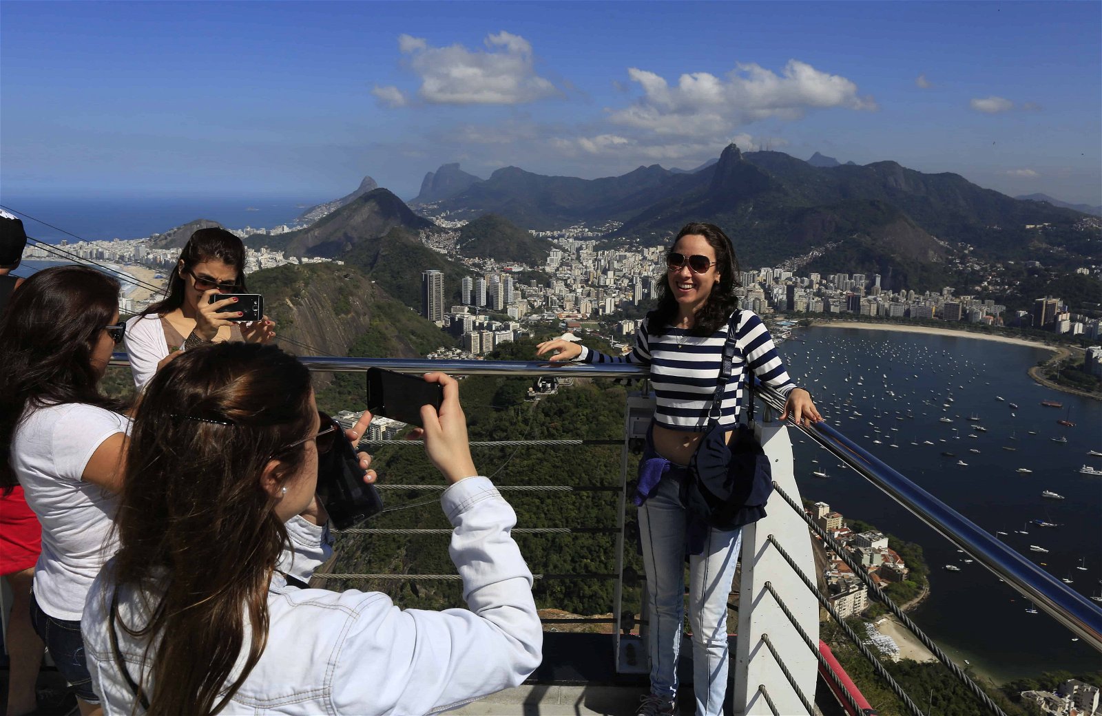 Een toeriste poseert voor de foto met Rio op de achtergrond.