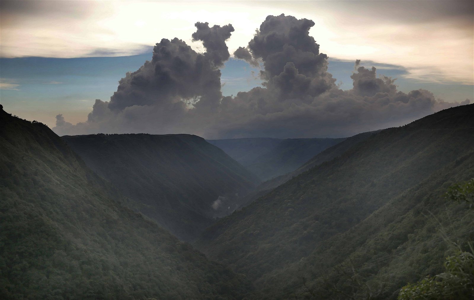 Wolken pakken samen boven de bergen nabij Cherrapunji in India, de natste plaats ter wereld.