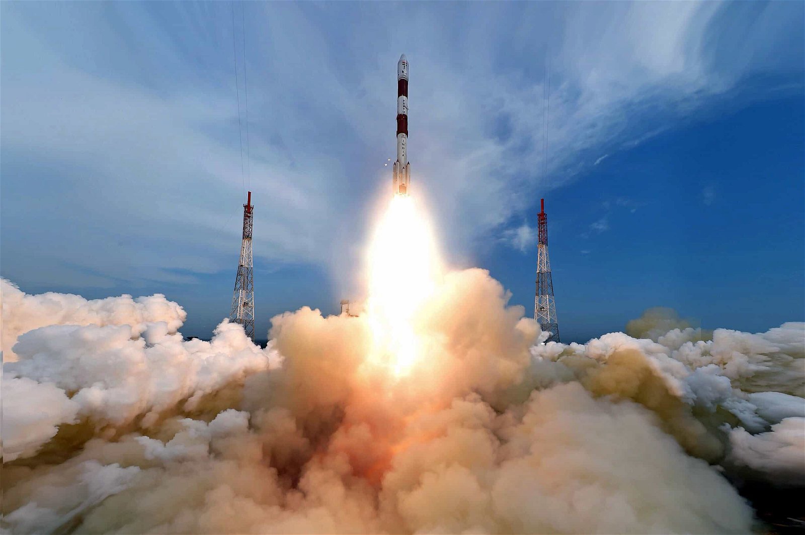 Een raket met satelliet wordt vanuit India gelanceerd.
