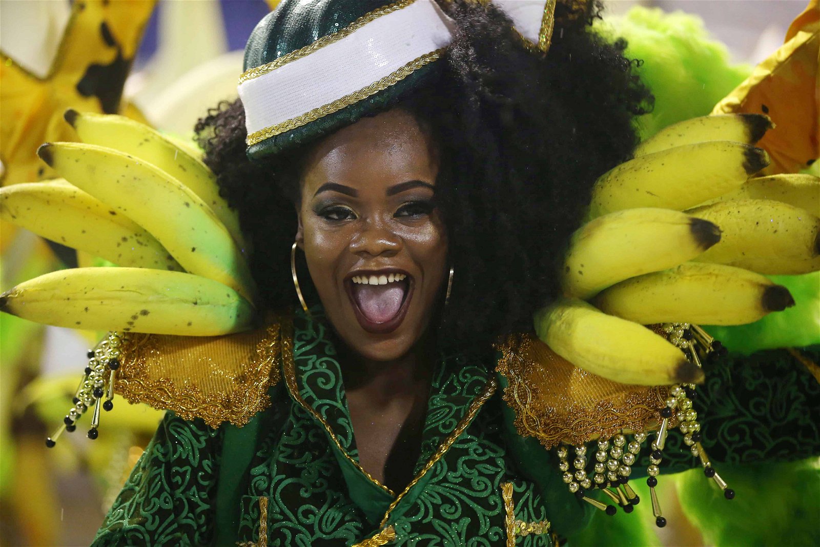 Een vrouw verkleed met bananen tijdens het carnaval in Rio.