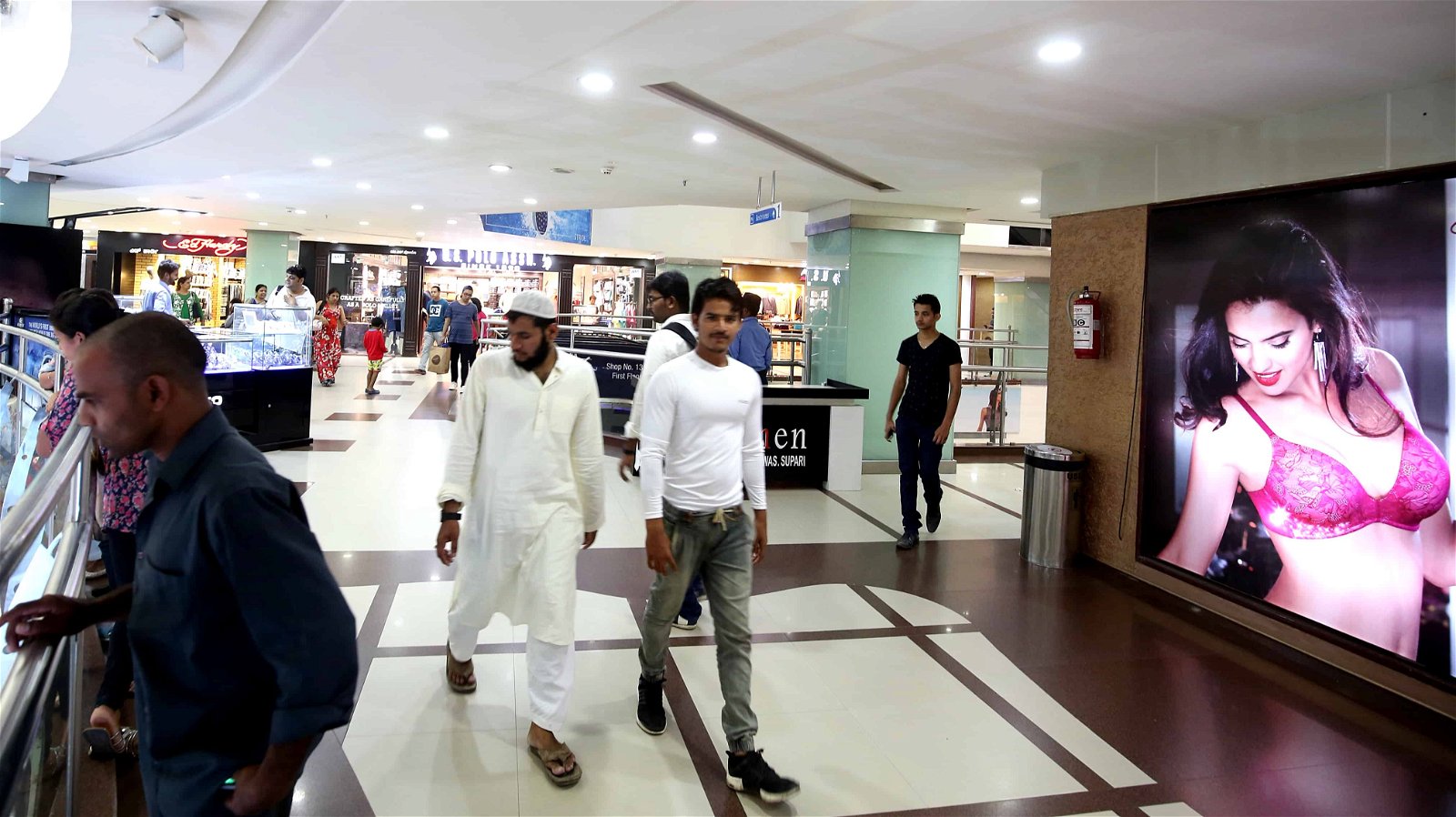 Mensen van allerlei culturen lopen door een winkelcentrum in Bangalore.