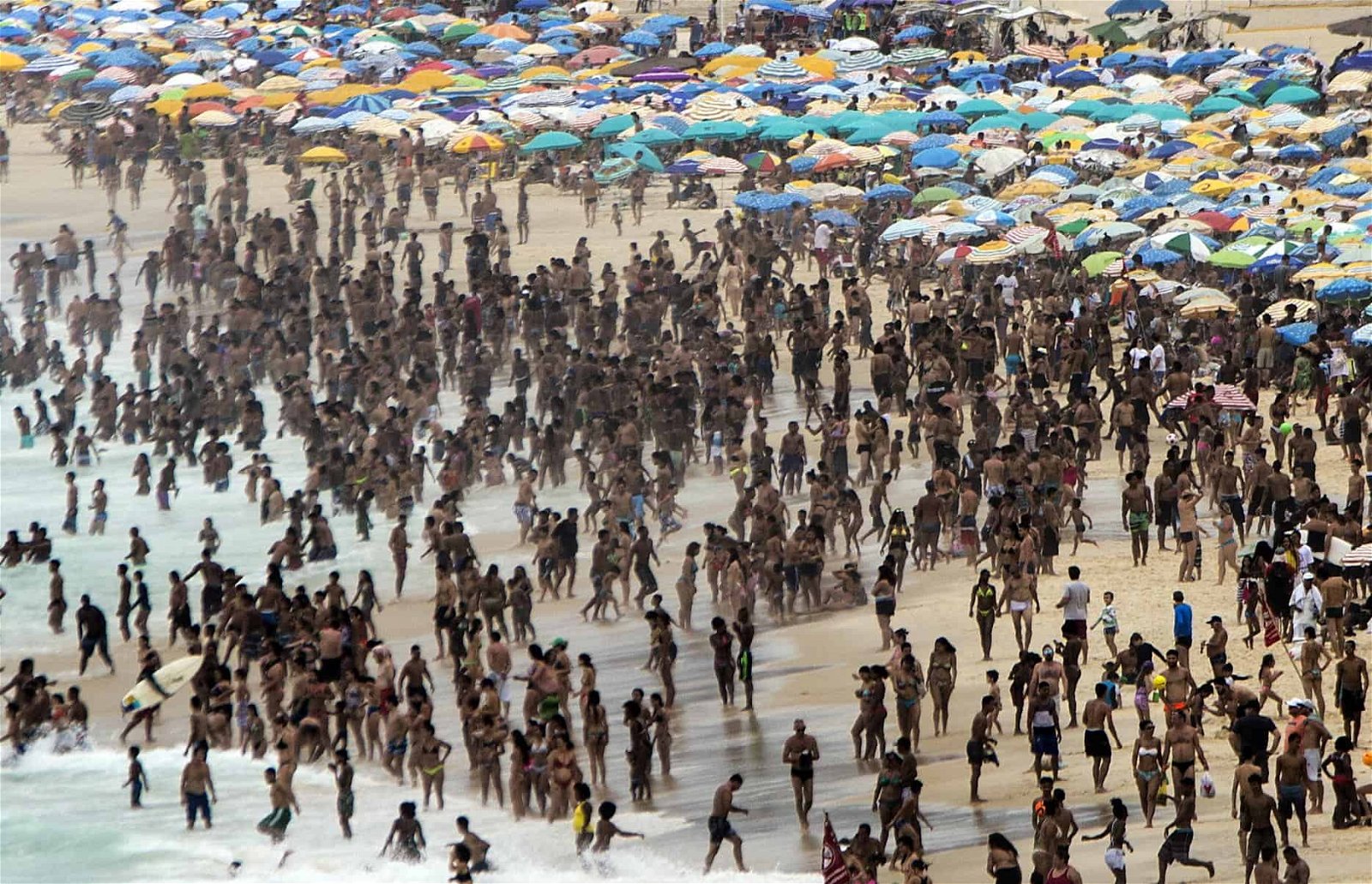 Een enorme mensenmassa op een strand in Rio.