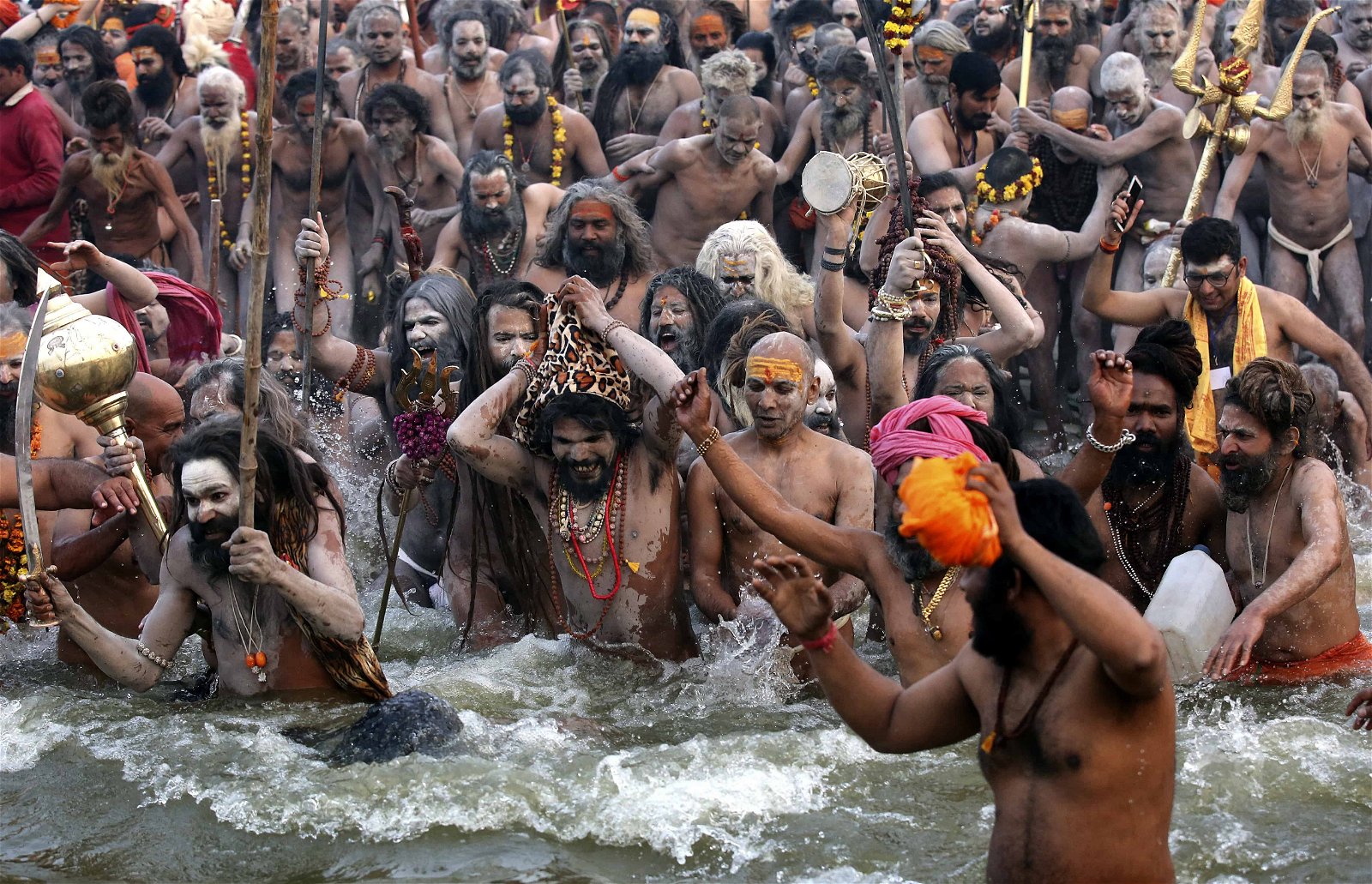 Een massa mensen baadt tijdens een religieus festival in India.