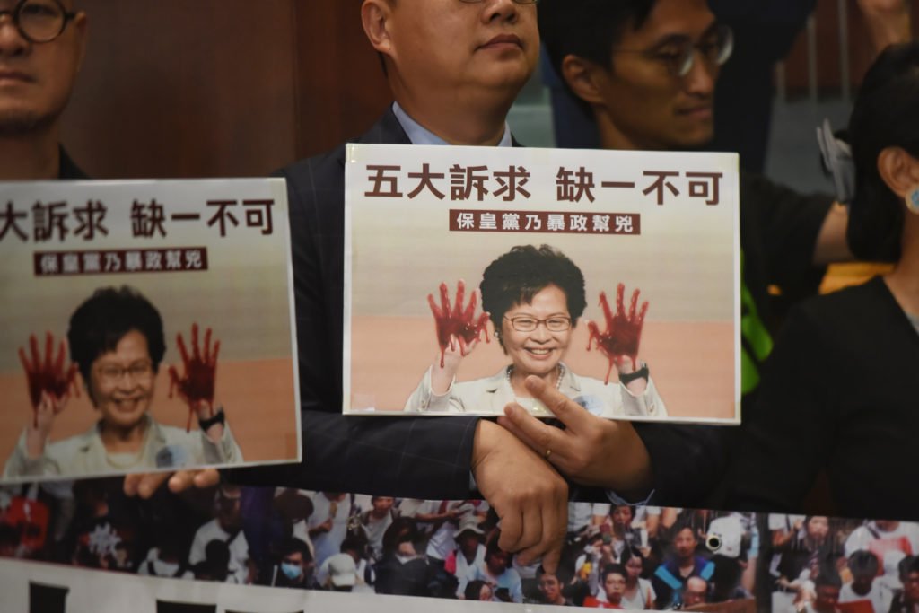 Oppositieleden tonen slogans tegen Carrie Lam