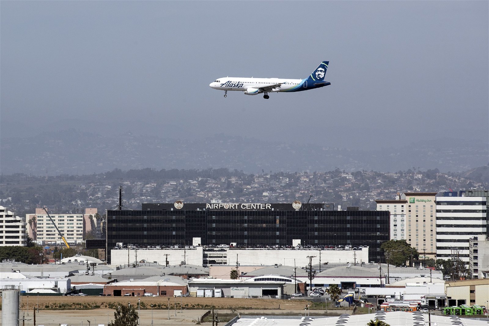 Étrange phénomène à l'aéroport de Los Angeles: des hommes en jetpack se ...