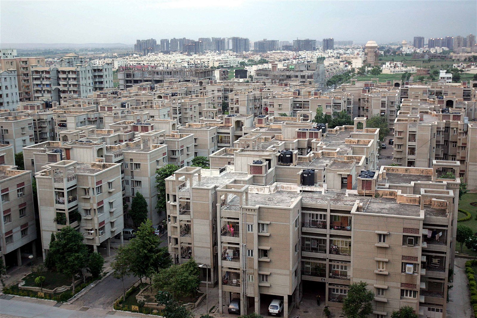 Een luchtbeeld van flatgebouwen in India.
