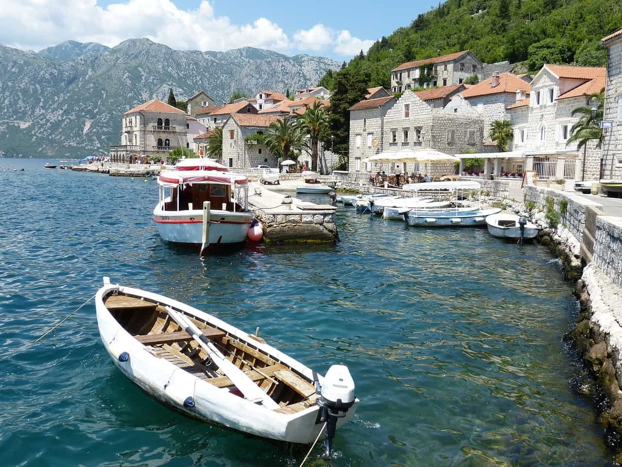 Bootjes liggen aangemeerd langs de kade van het pittoreske Kotor in Montenegro