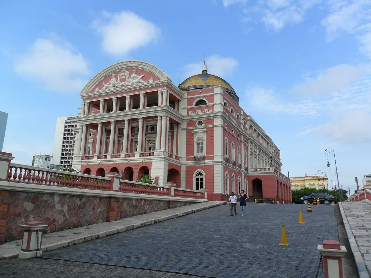 Een roze theatergebouw in Manaus.