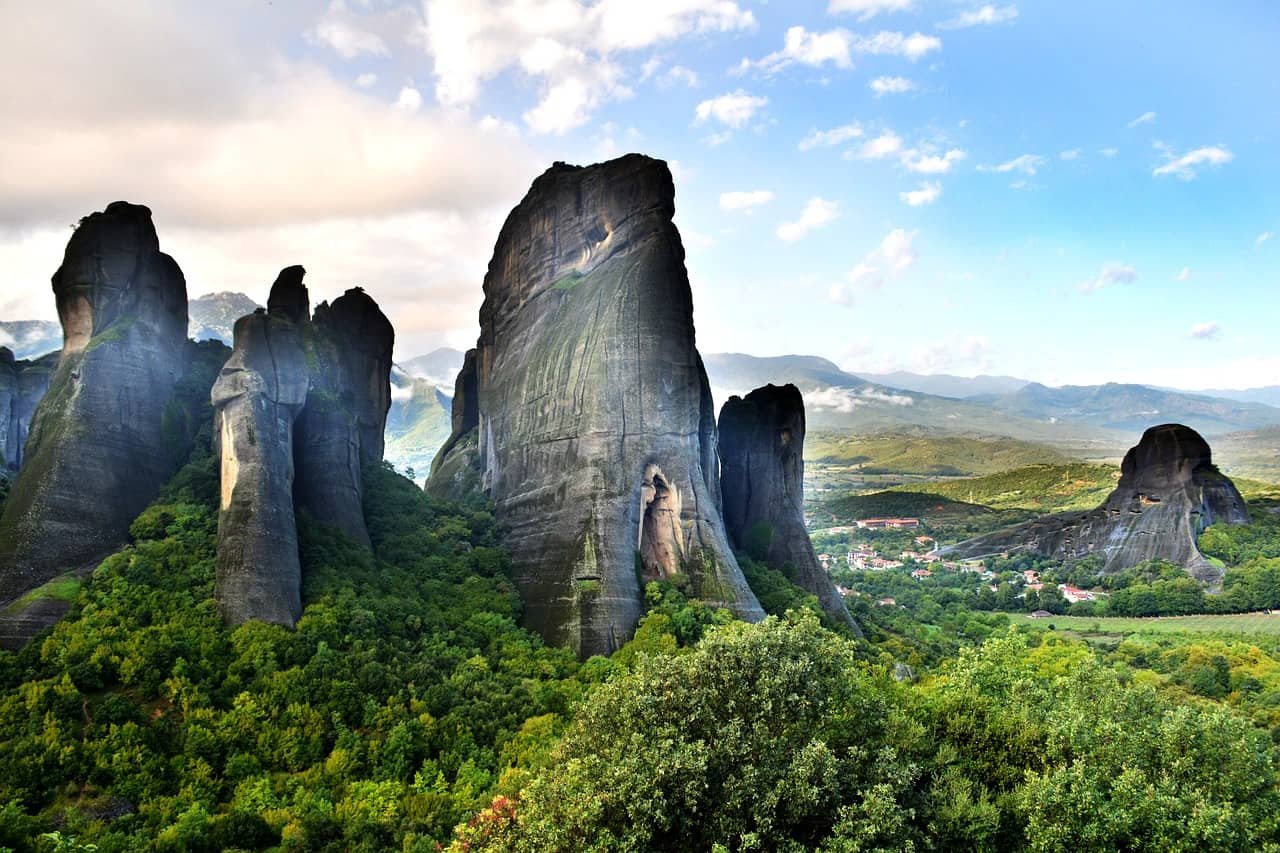 Het Griekse dorpje Kastraki is gelegen tussen indrukwekkende rotsformaties.