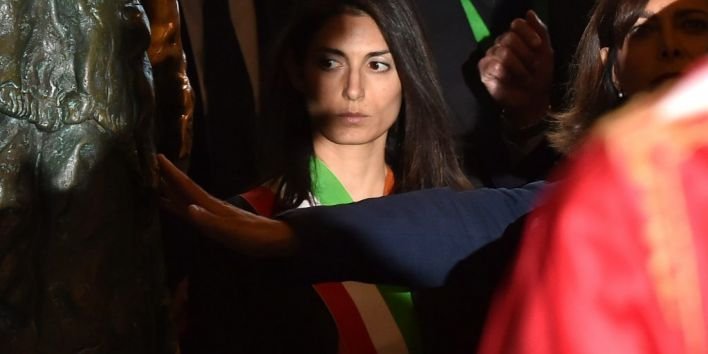 The new Mayor of Rome Virginia Raggi (C) crosses the Holy Door as she arrives at the Basilica of Saint John Lateran for the jubilee celebration mass in Rome on June 22, 2016. / AFP PHOTO / ALBERTO PIZZOLI
