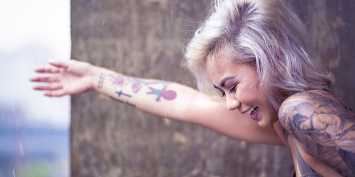 hipster-tattoe girl laugh happy