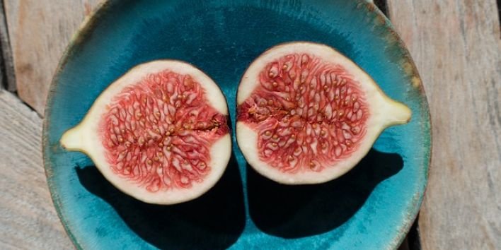 fig fruit healthy blue plate