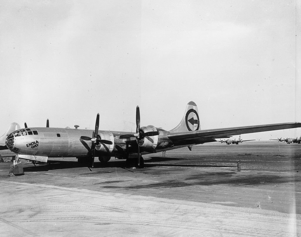 Een Amerikaans legervliegtuig staat stil op een zwart-wit foto.
