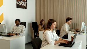 AI in callcenters: Hoe cruciaal blijft de menselijke tussenkomst?