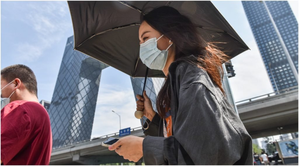 Chinezen met mondmaskers in Peking