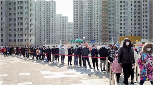 Bewoners van Tianjin schuiven aan voor een coronatest.