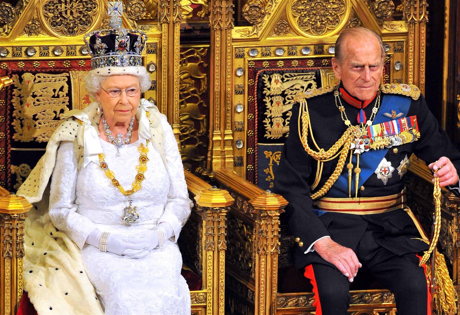 Queen Elizabeth en Philip zitten naast elkaar op hun tronen.