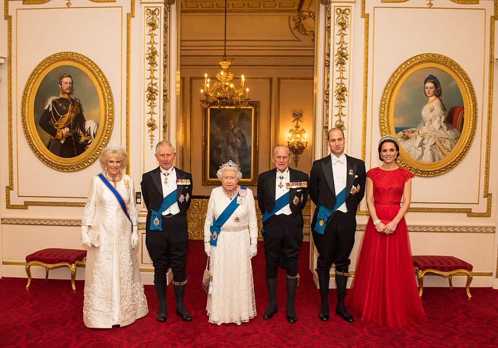 Camilla en prins Charles staan naast Queen Elizabeth II en Philip, en prins William en Kate Middleton.