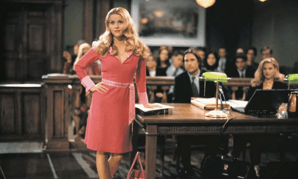 Reese Witherspoon in de rechtbank in de film Legally Blond'. Mooie mensen worden minder snel schuldig bevonden.