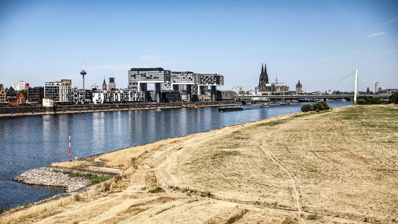 Het water in de Rijn staat historisch laag, met gevolgen voor de scheepvaart en watervoorziening