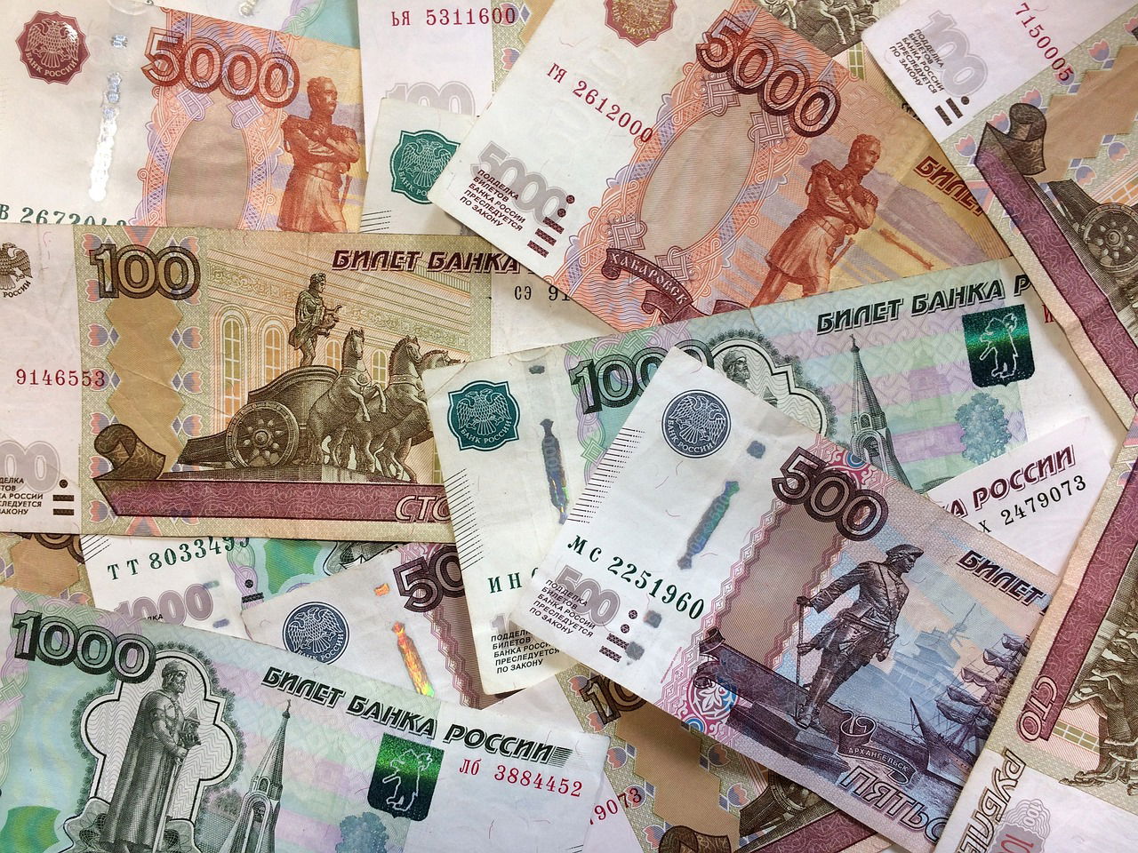 Russische roebel bereikt laagste punt in 10 maanden ten opzichte van dollar na aanval op Koersk