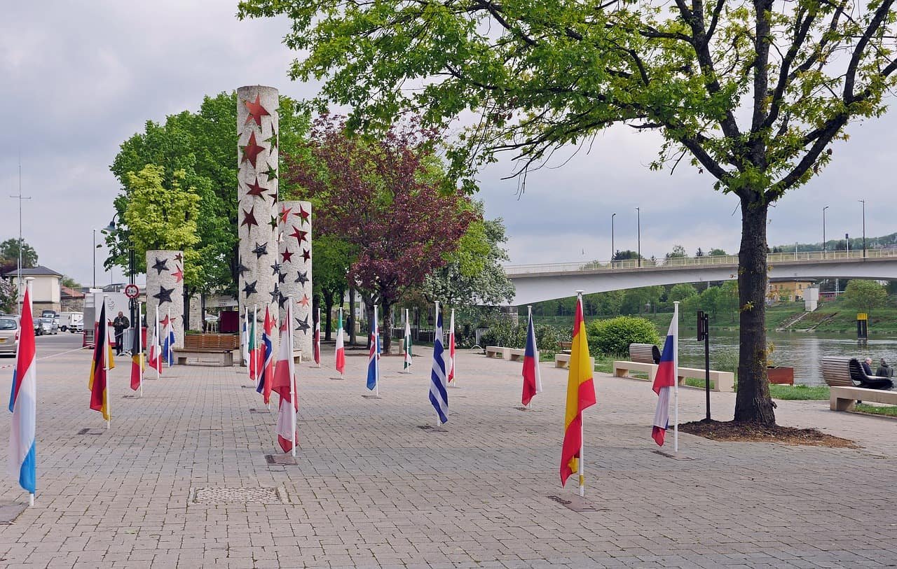 Une place pleine de drapeaux à Schengen au Luxembourg.
