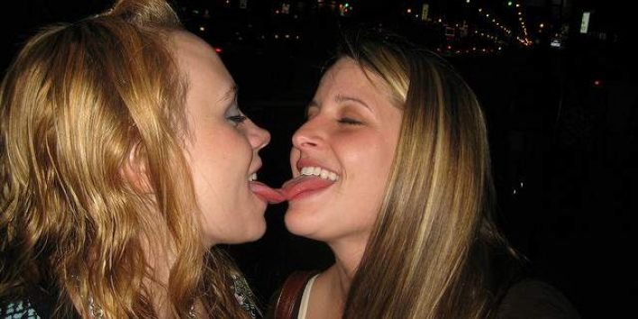 bench drinking alcohol girls french kiss
