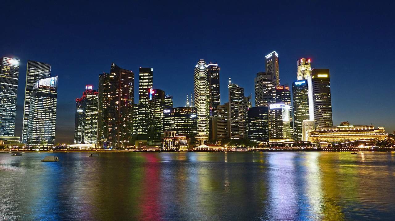 Een nachtelijke beeld van de skyline van Singapore.